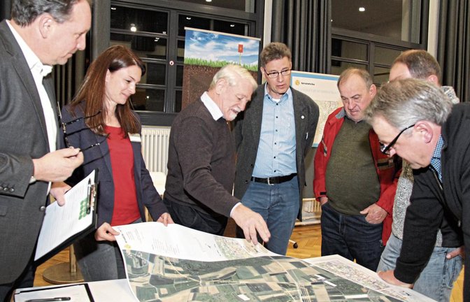 Von links: Stefan Finke (Trassen- und Umweltplanung), Verena La Spina (vom Ingenieurdienstleister Mailänder Consult) im Gespräch mit dem Eberdinger Ratsmitglied Otto Elser und dem Projektleiter Christoph Kröhnert sowie weiteren interessierten Bürgern.  Fotos: Romanowski