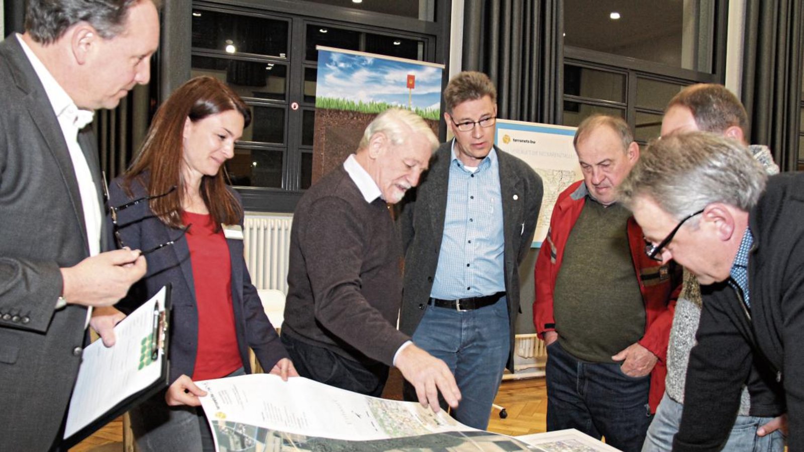 Von links: Stefan Finke (Trassen- und Umweltplanung), Verena La Spina (vom Ingenieurdienstleister Mailänder Consult) im Gespräch mit dem Eberdinger Ratsmitglied Otto Elser und dem Projektleiter Christoph Kröhnert sowie weiteren interessierten Bürgern.  Fotos: Romanowski