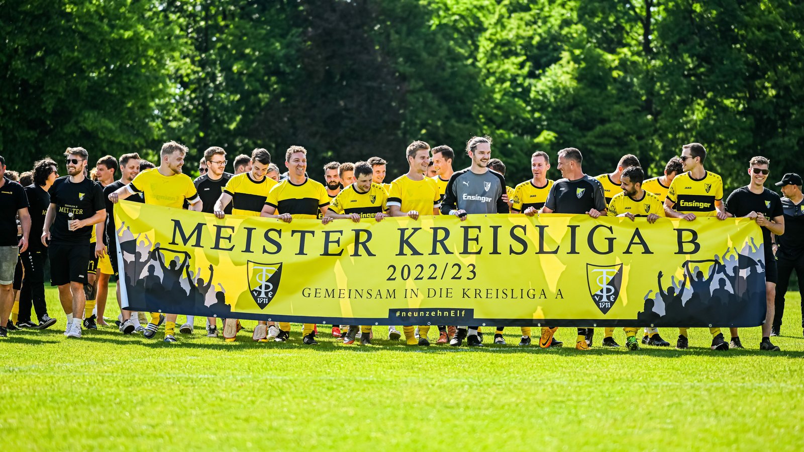 Ein rauschendes Fest feiern die beiden Mannschaften des TSV Ensingen zum Saisonabschluss. Die zweite Garde gewinnt in beeindruckender Manier die Meisterschaft in der Fußball-Kreisliga B 7. Foto: Krause Ein rauschendes Fest feiern die beiden Mannschaften des TSV Ensingen zum Saisonabschluss. Die zweite Garde gewinnt in beeindruckender Manier die Meisterschaft in der Fußball-Kreisliga B 7. Foto: Krause
