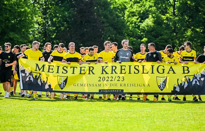 Ein rauschendes Fest feiern die beiden Mannschaften des TSV Ensingen zum Saisonabschluss. Die zweite Garde gewinnt in beeindruckender Manier die Meisterschaft in der Fußball-Kreisliga B 7. <span class='image-autor'>Foto: Krause</span>