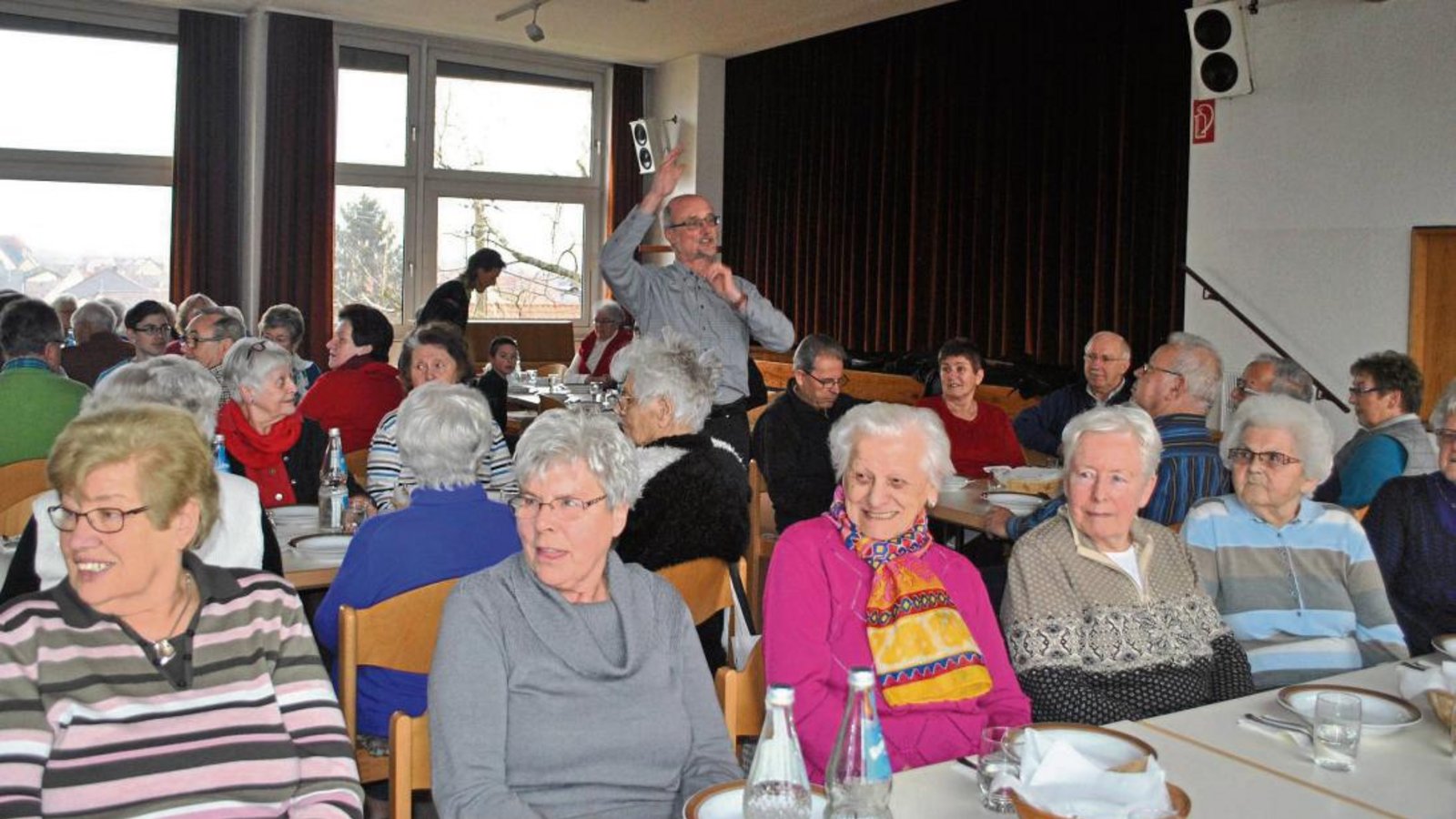 Der erste Mittagstisch nach der Teilsanierung zieht viele Leute an. Pfarrer Schlecht ist vor allem um den Aufzug dankbar. So kommt man nun auch barrierefrei ins Obergeschoss.  Foto: Stahlfeld
