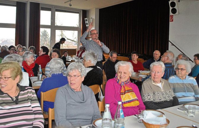 Der erste Mittagstisch nach der Teilsanierung zieht viele Leute an. Pfarrer Schlecht ist vor allem um den Aufzug dankbar. So kommt man nun auch barrierefrei ins Obergeschoss.  Foto: Stahlfeld