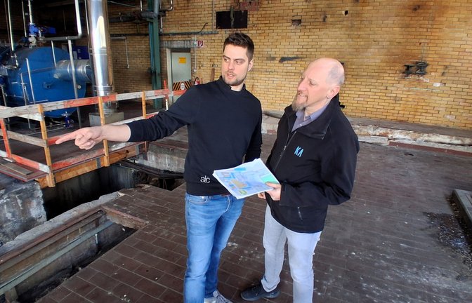 Bei der Arbeit: Björn Grau (links) und Alexander Kachur in der alten Häcker-Fabrik. <span class='image-autor'>Foto: Kauer</span>