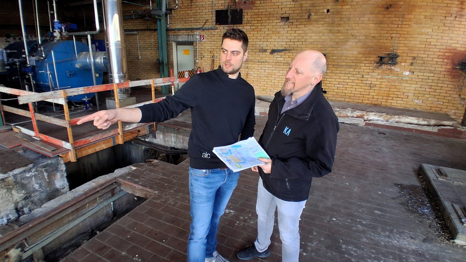 Bei der Arbeit: Björn Grau (links) und Alexander Kachur in der alten Häcker-Fabrik. Foto: Kauer