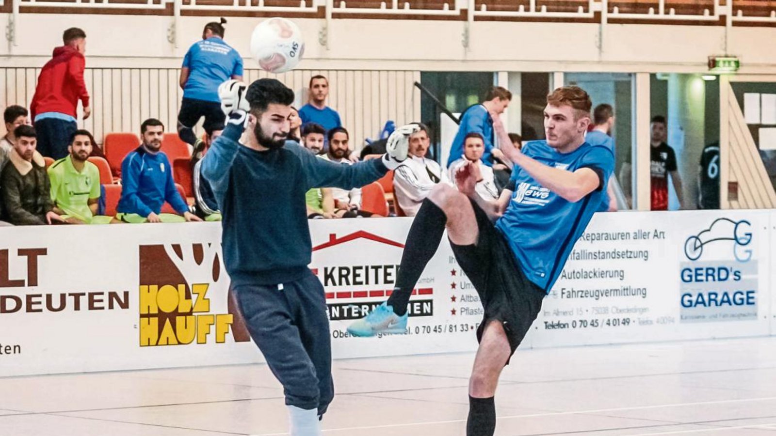 Edison Cenaj (rechts) und der VfB Vaihingen taten sich gegen den FC Botan Heilbronn lange schwer. Foto: Simecek