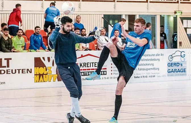 Edison Cenaj (rechts) und der VfB Vaihingen taten sich gegen den FC Botan Heilbronn lange schwer. Foto: Simecek