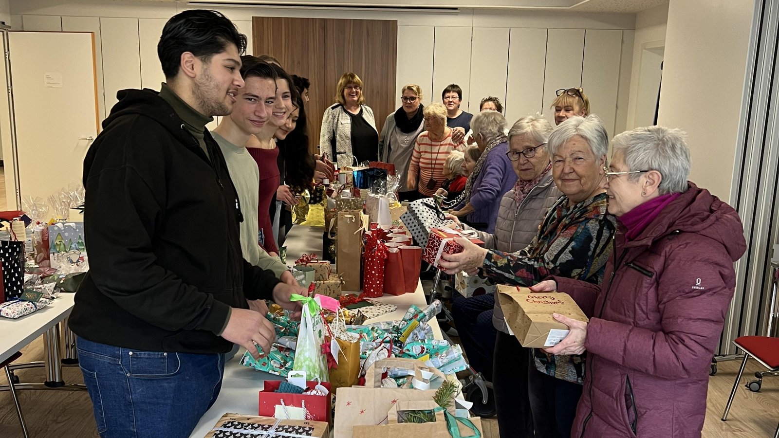Die Beschenkten freuen sich über den Einsatz des Jugendbeirats. Foto: Glemser Die Beschenkten freuen sich über den Einsatz des Jugendbeirats. Foto: Glemser