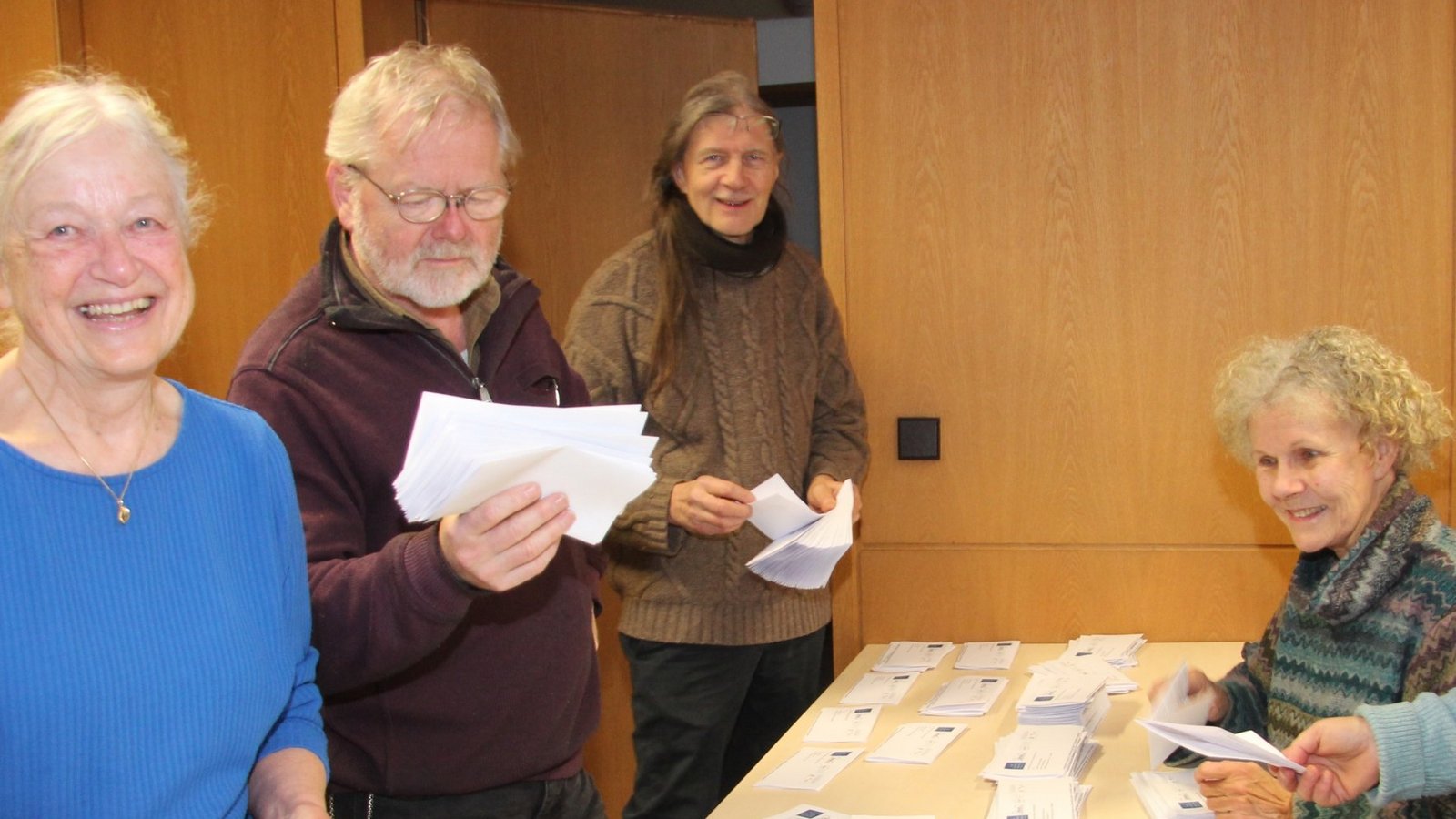 Die freiwilligen Helferinnen und Helfer von der Demokratie-Initiative Divan tüten die Einladungsschreiben an die 600 zufällig ausgewählten Bürgerinnen und Bürger ein (von links): Renate Quiring, Josef Foglszinger, Martin Hülf, Ulla Burger und Ulrike Schmidt-Hitschler. Foto: Banholzer Die freiwilligen Helferinnen und Helfer von der Demokratie-Initiative Divan tüten die Einladungsschreiben an die 600 zufällig ausgewählten Bürgerinnen und Bürger ein (von links): Renate Quiring, Josef Foglszinger, Martin Hülf, Ulla Burger und Ulrike Schmidt-Hitschler. Foto: Banholzer
