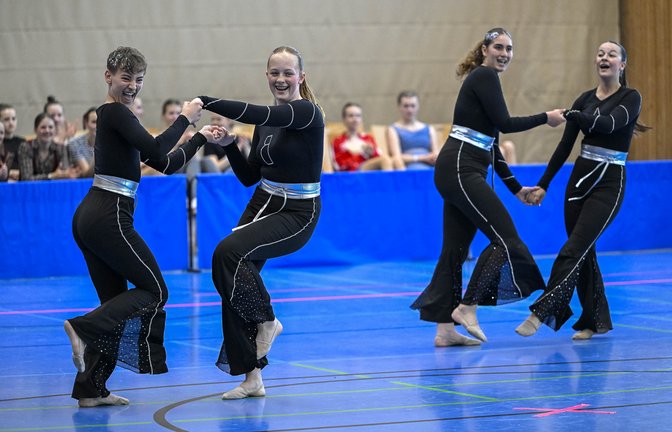 Die Sersheimer Gruppe „Fourteen“ mit Julian Deutsch (von links), Carlotta Ullrich, Elodie Stamboulidis und Anna Artinger begeisterte mit ihrem neuen Tanz „Gimmi Gimmi“, den sie zum ersten Mal aufführte. <span class='image-autor'>Foto: Leitner</span>