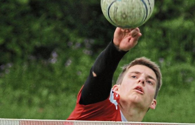 Jakob Kilpper muss an seinen Angreiferqualitäten arbeiten. Mit seiner Abwehrleistung ist Kolja Meyer, der neue Trainer der TVV-Bundesligafaustballer, aber schon fast zufrieden. Foto: Nachreiner