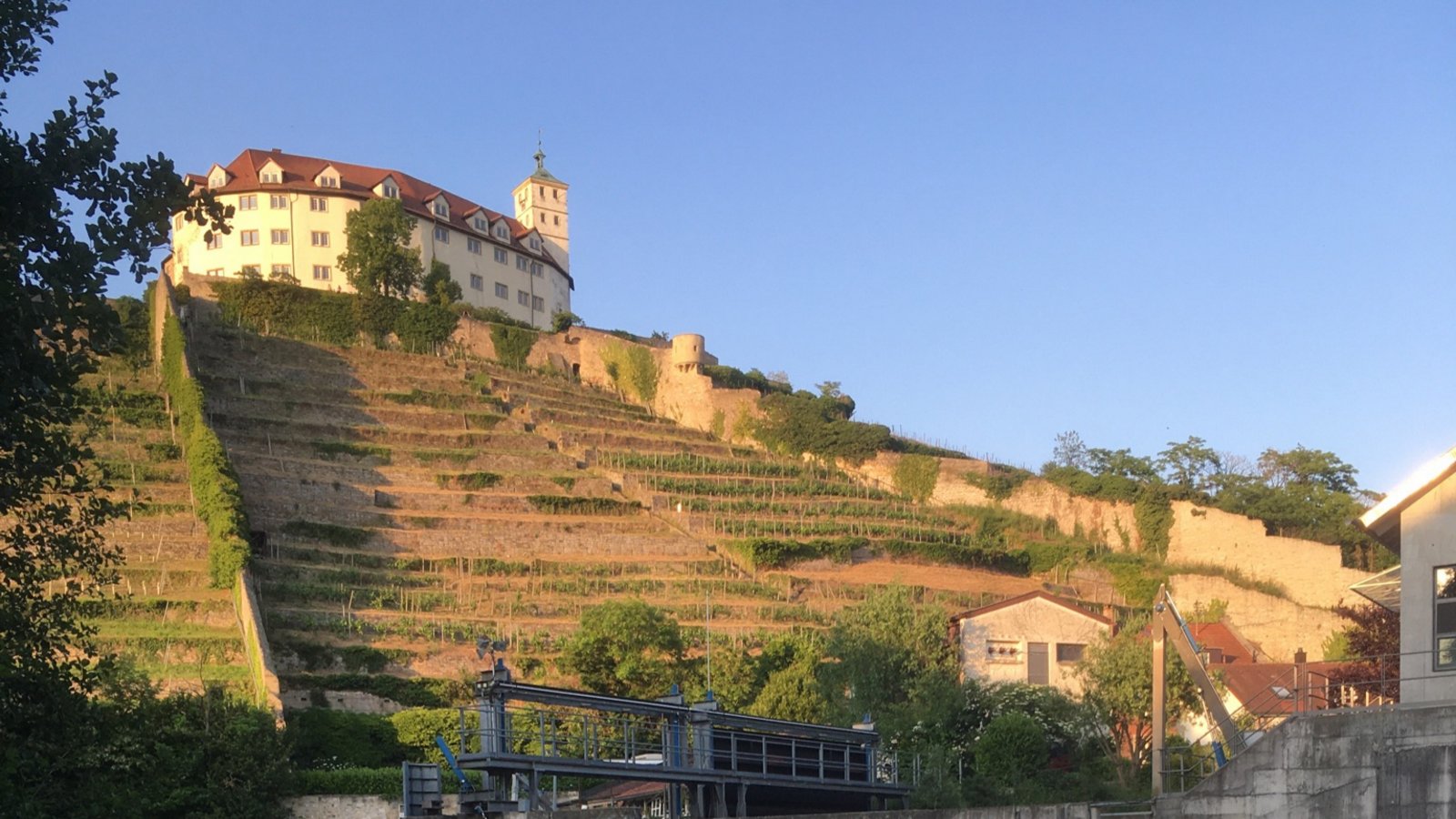 Diese stimmungsvolle Ansicht von Schloss Kaltenstein bot sich der Pilates-Gruppe des TSV Enzweihingen bei einer abendlichen Stocherkahnfahrt auf der Enz. Fotografiert von Petra Schneider. Diese stimmungsvolle Ansicht von Schloss Kaltenstein bot sich der Pilates-Gruppe des TSV Enzweihingen bei einer abendlichen Stocherkahnfahrt auf der Enz. Fotografiert von Petra Schneider.