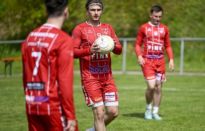 Für Jaro Jungclaussen (Mitte) und den TV Vaihingen geht es am Samstag in der 1. Faustball-Bundesliga Süd um viel. <span class='image-autor'>Foto: Leitner</span>