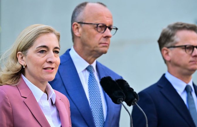 Werden die Pannen irgendwann vergessen sein? Bundeskanzler Friedrich Merz (M.) mit seiner baldigen Kanzleramtschefin Nina Warken (l.) und dem künftigen Gesundheitsminister Carsten Linnemann<span class='image-autor'>Sebastian Gollnow/dpa</span>