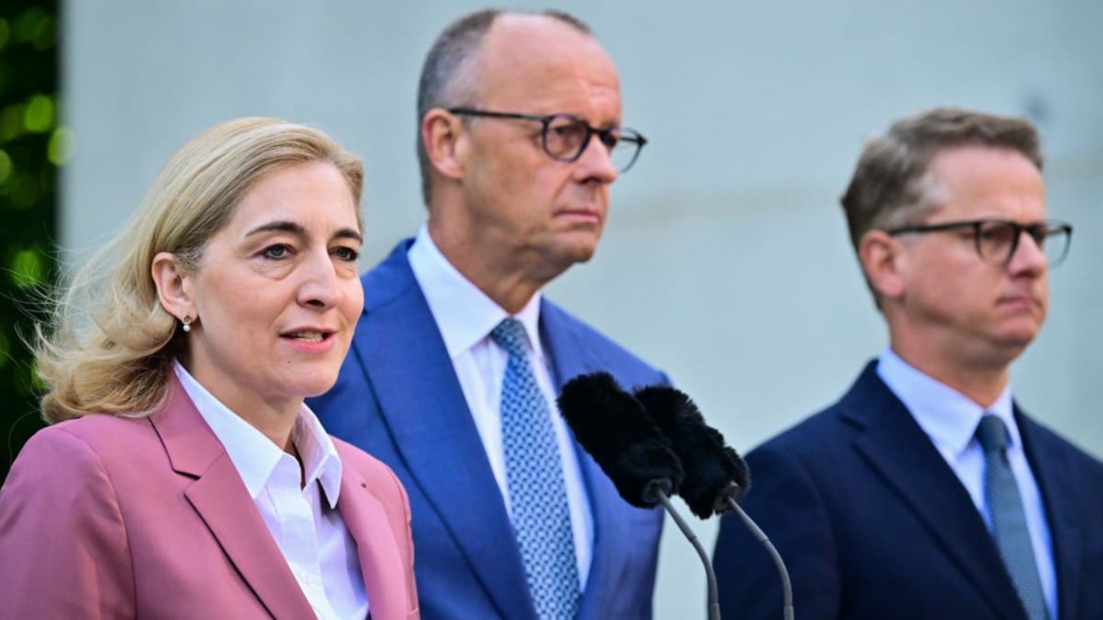 Werden die Pannen irgendwann vergessen sein? Bundeskanzler Friedrich Merz (M.) mit seiner baldigen Kanzleramtschefin Nina Warken (l.) und dem künftigen Gesundheitsminister Carsten LinnemannSebastian Gollnow/dpa Werden die Pannen irgendwann vergessen sein? Bundeskanzler Friedrich Merz (M.) mit seiner baldigen Kanzleramtschefin Nina Warken (l.) und dem künftigen Gesundheitsminister Carsten LinnemannSebastian Gollnow/dpa