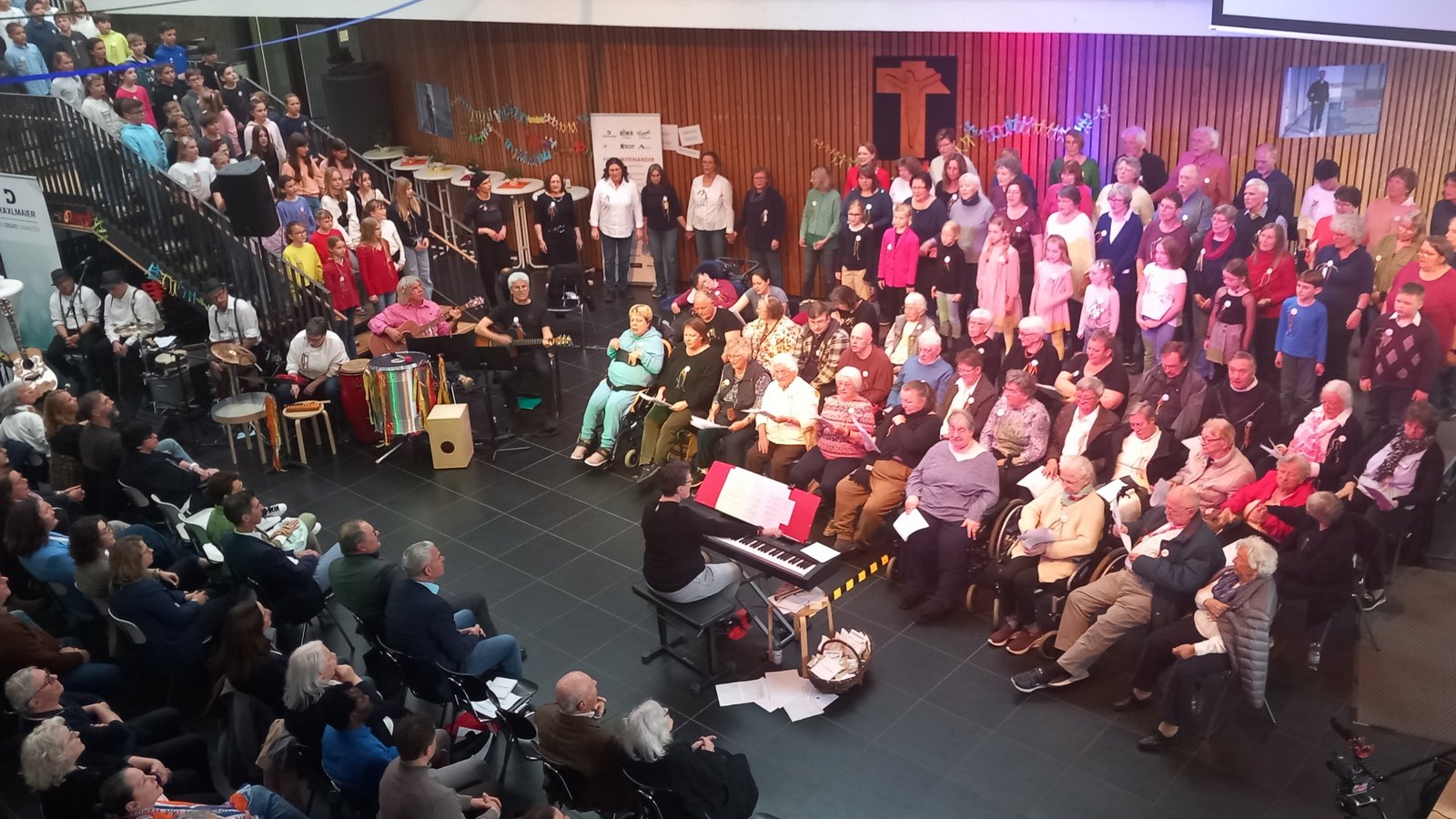 Gelungener Abschluss: das große Finale der Aktionswoche „Miteinander“ im Sachsenheimer Lichtenstern-Gymnasium. Foto: Glemser Gelungener Abschluss: das große Finale der Aktionswoche „Miteinander“ im Sachsenheimer Lichtenstern-Gymnasium. Foto: Glemser