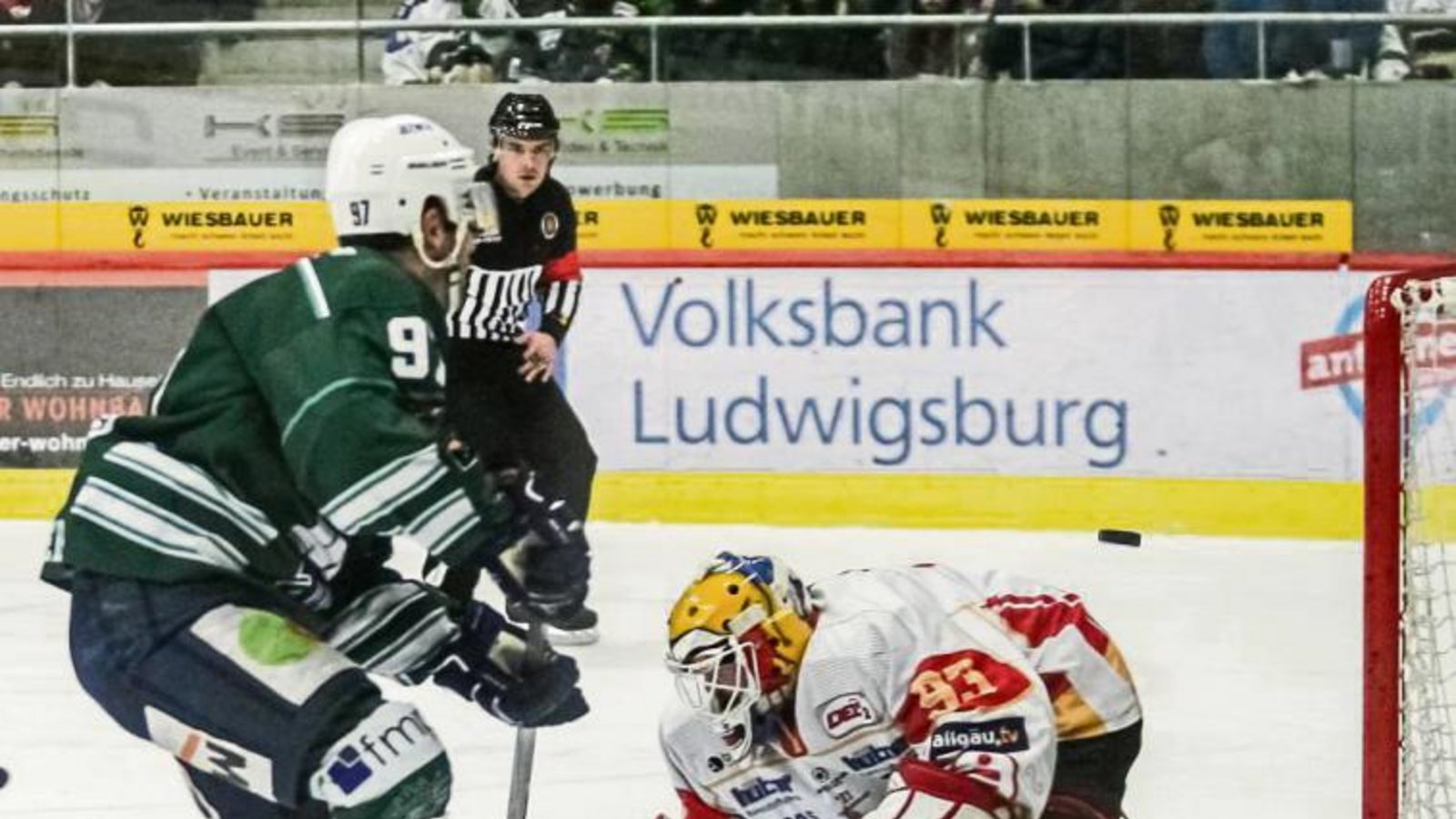 Nachdem Kaufbeurens Goalie Marc-Michael Henne ins Leere gestochen hatte, hat Frederik Cabana (links) freie Bahn zum 9:1-Zwischenstand. Foto: Simecek