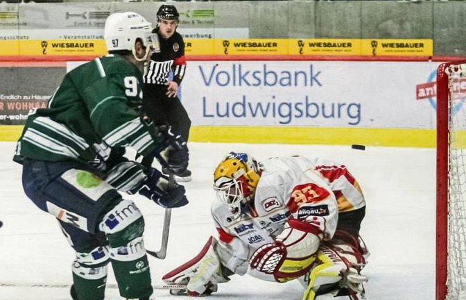 Nachdem Kaufbeurens Goalie Marc-Michael Henne ins Leere gestochen hatte, hat Frederik Cabana (links) freie Bahn zum 9:1-Zwischenstand. Foto: Simecek