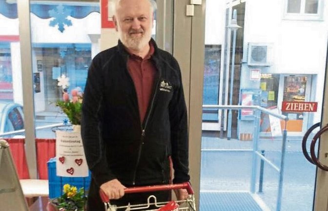 Das Enzweihinger Dorfladen-Team gratuliert dem Geschäftsführer des Dorfladens, Wilfried Breit, mit einem gefüllten „Dorfladen-Express“-Einkaufswagen – stilecht mit dem Enzweihinger Wappen – zum Geburtstag! Foto: p