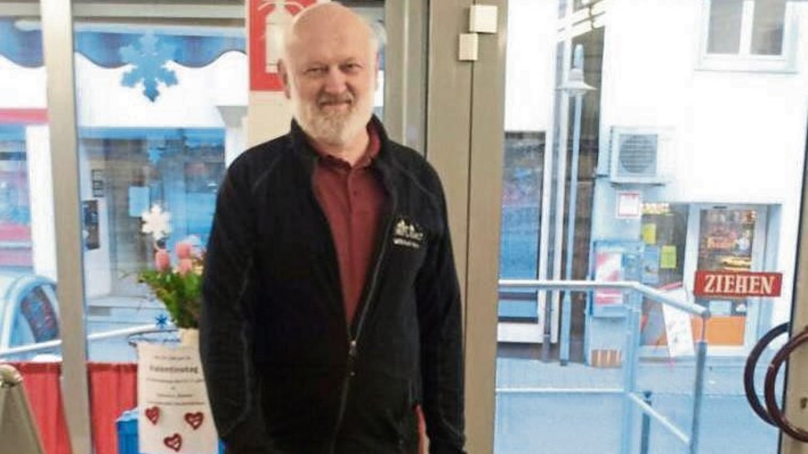 Das Enzweihinger Dorfladen-Team gratuliert dem Geschäftsführer des Dorfladens, Wilfried Breit, mit einem gefüllten „Dorfladen-Express“-Einkaufswagen – stilecht mit dem Enzweihinger Wappen – zum Geburtstag! Foto: p Das Enzweihinger Dorfladen-Team gratuliert dem Geschäftsführer des Dorfladens, Wilfried Breit, mit einem gefüllten „Dorfladen-Express“-Einkaufswagen – stilecht mit dem Enzweihinger Wappen – zum Geburtstag! Foto: p