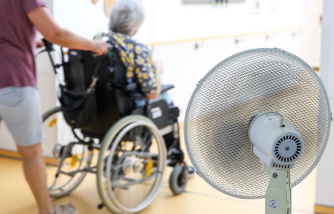Gerade ältere Menschen leiden unter den hohen Temperaturen und müssen besonders geschützt werden.<span class='image-autor'>Christoph Reichwein/dpa</span>