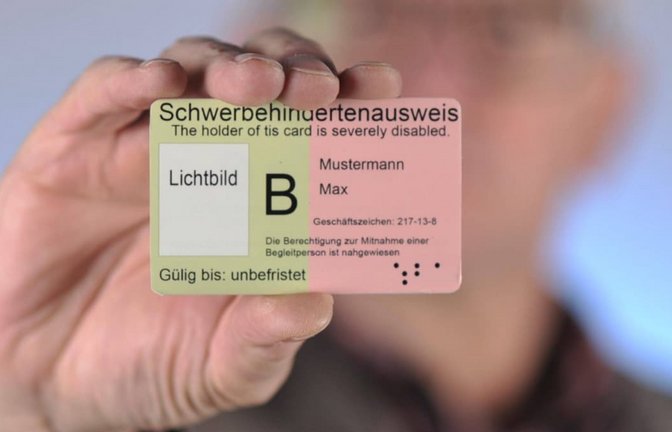 Ein grünes oder grün-oranges Scheckkärtchen: So sieht ein Schwerbehindertenausweis in Deutschland aus. Mit ihm kann man nachweisen, dass man eine amtlich festgestellte schwere Einschränkung aufgrund einer Behinderung hat.<span class='image-autor'>Imago/Becker&Bredel</span>