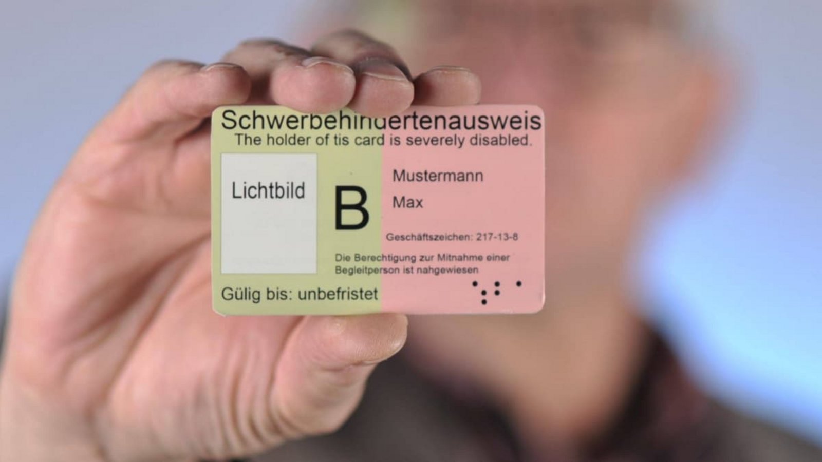 Ein grünes oder grün-oranges Scheckkärtchen: So sieht ein Schwerbehindertenausweis in Deutschland aus. Mit ihm kann man nachweisen, dass man eine amtlich festgestellte schwere Einschränkung aufgrund einer Behinderung hat.Imago/Becker&Bredel Ein grünes oder grün-oranges Scheckkärtchen: So sieht ein Schwerbehindertenausweis in Deutschland aus. Mit ihm kann man nachweisen, dass man eine amtlich festgestellte schwere Einschränkung aufgrund einer Behinderung hat.Imago/Becker&Bredel