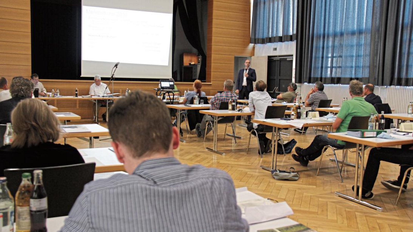 Ungewohnter Anblick: Der Eberdinger Gemeinderat tagt in der Gemeindehalle.  Foto: Rostek