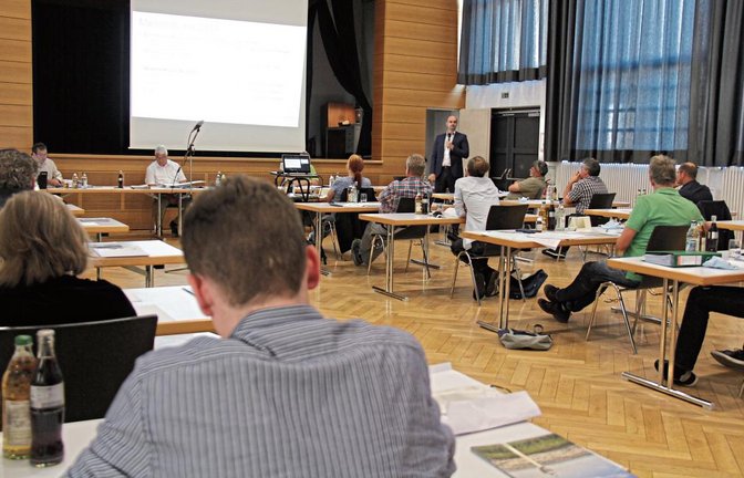 Ungewohnter Anblick: Der Eberdinger Gemeinderat tagt in der Gemeindehalle.  Foto: Rostek
