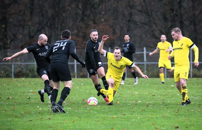 Der TSV Ensingen gastiert mit Julian Frey (2. von rechts) am Wochenende bei der SGM Hohenhaslach/Freudental. <span class='image-autor'>Foto: Küppers</span>