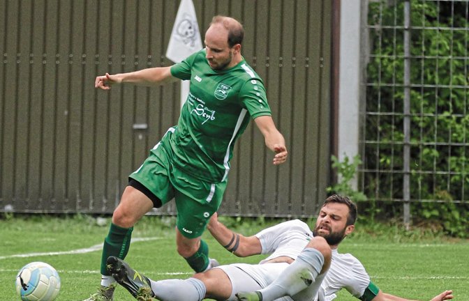 Die Szene, die zum Elfmeter für Kleinglattbach führt. Affalterbachs Nermin Skoko (rechts) grätscht gegen Andre Aisenbrey und trifft den Ball, aber auch den Knöchel des Kleinglattbacher Rechtsaußen. Foto: Nachreiner