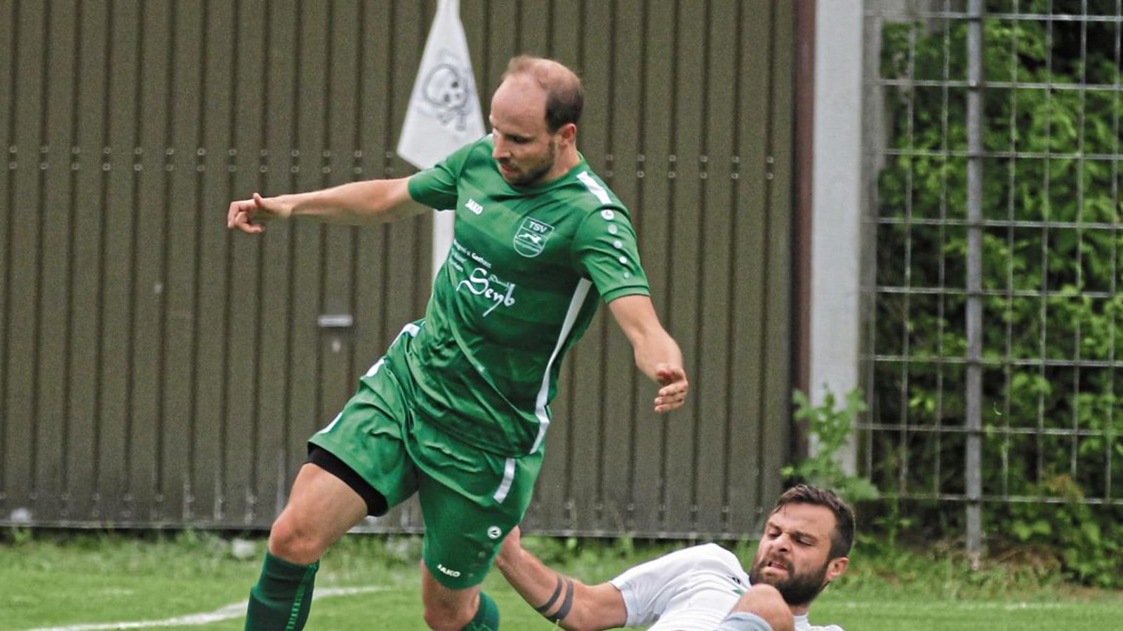 Die Szene, die zum Elfmeter für Kleinglattbach führt. Affalterbachs Nermin Skoko (rechts) grätscht gegen Andre Aisenbrey und trifft den Ball, aber auch den Knöchel des Kleinglattbacher Rechtsaußen. Foto: Nachreiner