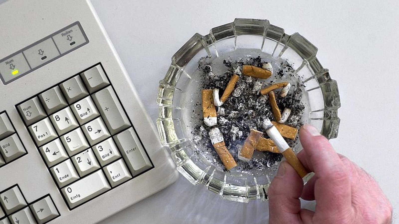 Wenn es um die Rechte von Rauchern am Arbeitsplatz geht, kommt der Betriebsrat ins Spiel. (Symbolbild)Foto: dpa/Peter Kneffel
