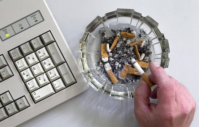 Wenn es um die Rechte von Rauchern am Arbeitsplatz geht, kommt der Betriebsrat ins Spiel. (Symbolbild)<span class='image-autor'>Foto: dpa/Peter Kneffel</span>