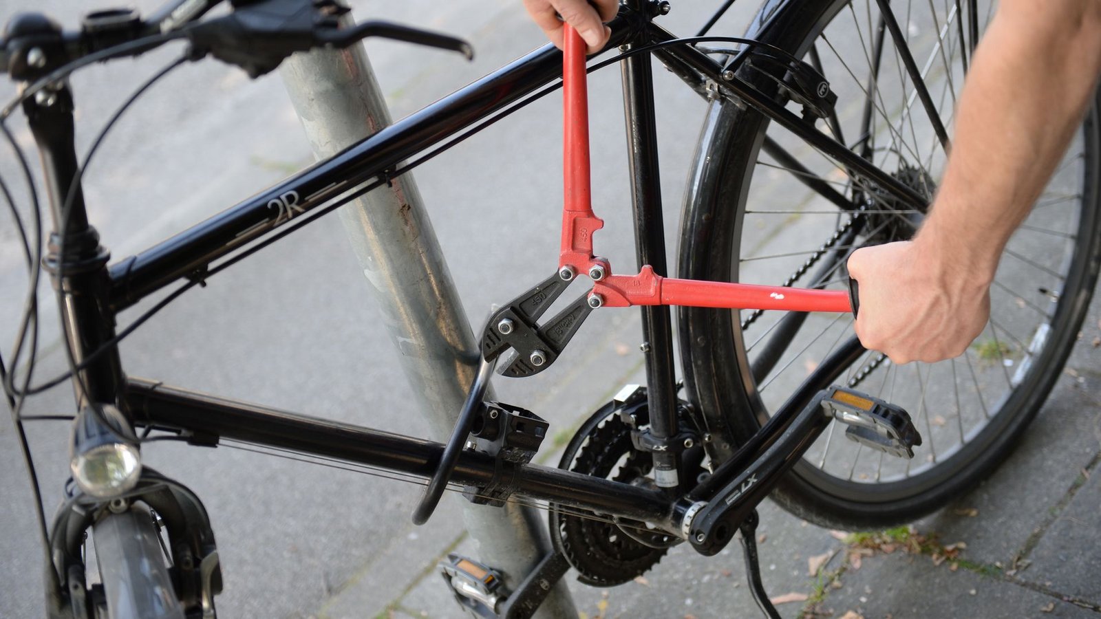 Die Versicherungen raten dringend, Fahrräder mit guten Ketten- oder Bügelschlössern zu sichern (Symbolbild).Foto: Andreas Gebert/dpa