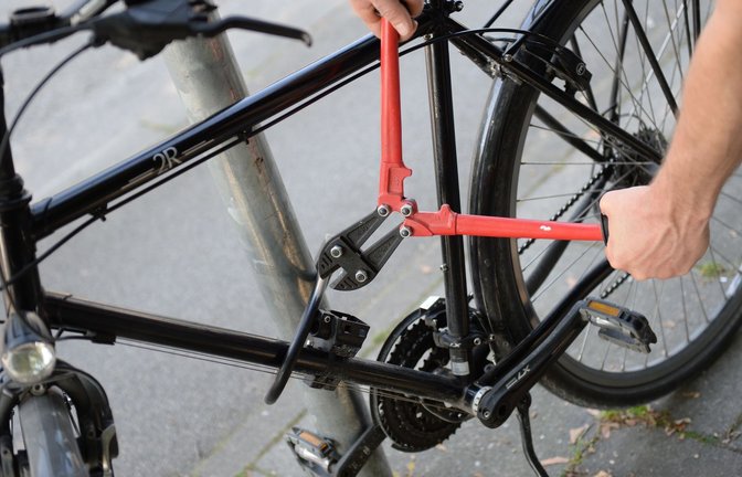 Die Versicherungen raten dringend, Fahrräder mit guten Ketten- oder Bügelschlössern zu sichern (Symbolbild).<span class='image-autor'>Foto: Andreas Gebert/dpa</span>