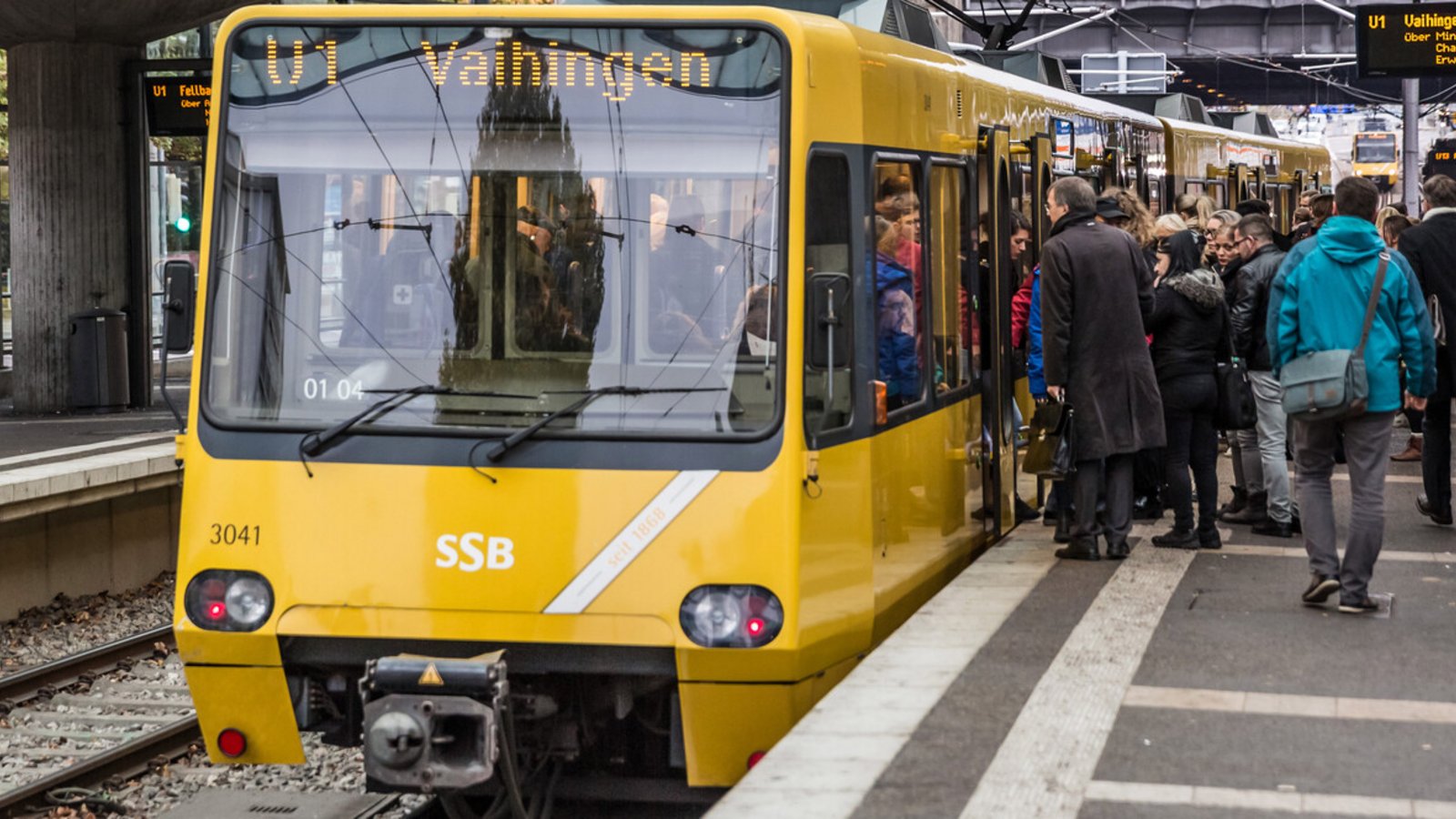 Ab Montag müssen die Fahrgäste am Wilhelmsplatz in Bad Cannstatt zwischen Bus und Stadtbahn umsteigen.Foto: Lg/Julian Rettig Ab Montag müssen die Fahrgäste am Wilhelmsplatz in Bad Cannstatt zwischen Bus und Stadtbahn umsteigen.Foto: Lg/Julian Rettig