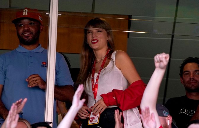 Ist Taylor Swift Fan der der Kansas City Chiefs oder von NFL-Spieler Travis Kelce?<span class='image-autor'>Foto: Ed Zurga/AP/dpa</span>