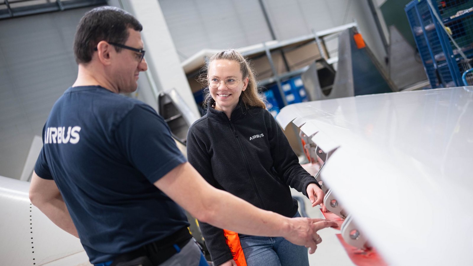 Michelle Klautke leitet ein Reparaturteam.Foto: Sina Schuldt/dpa