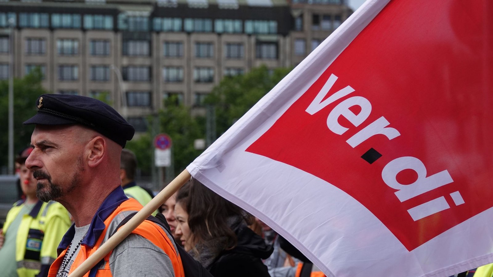Hafen-Beschäftigte mit Verdi-Fahnen bei einem Protestzug im Mitte Juli in Hamburg.Foto: Julian Weber/dpa