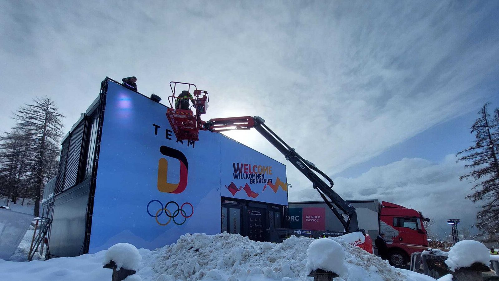 Hier werden die Fans des deutschen Teams empfangen – noch aber wird an der Fan-Zone am Deutschen Haus in Cortina gearbeitet.Foto: StZN Hier werden die Fans des deutschen Teams empfangen – noch aber wird an der Fan-Zone am Deutschen Haus in Cortina gearbeitet.Foto: StZN