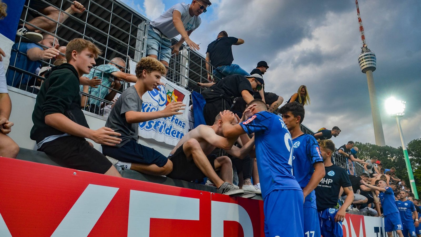 Der Zusammenhalt zwischen Fans und Team ist groß.Foto: IMAGO/Lobeca/IMAGO/Max Krause