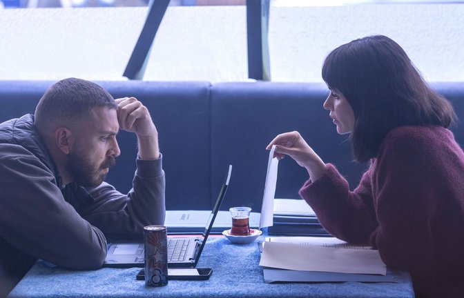 Hamza Kulina (Edin Hasanović ) und Maryam Azadi (Melika Foroutan) lernen sich bei den Ermittlungen besser kennen.<span class='image-autor'>Foto: HR/Degeto/Sommerhaus/Daniel Dorn</span>