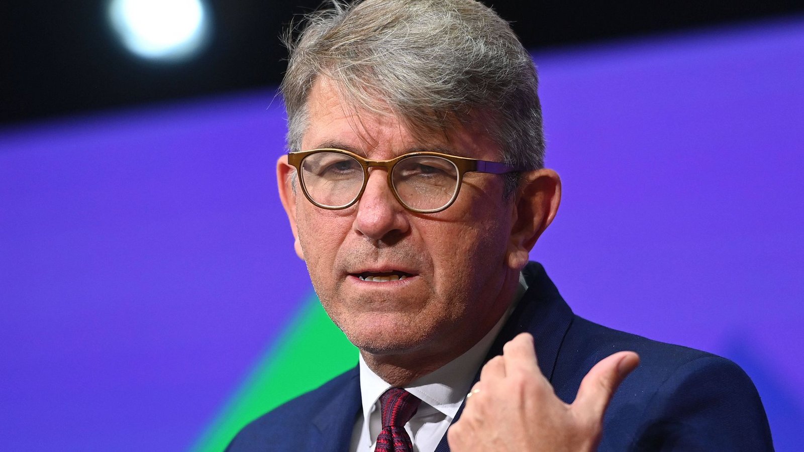 Kulturstaatsminister Wolfram Weimer (parteilos) darf die Betreiber des Buchladens „Zur schwankenden Weltkugel“ nicht als „politische Extremisten“ bezeichnen (Archivfoto).Foto: IMAGO/Sven Simon/IMAGO/Frank Hoermann/SVEN SIMON