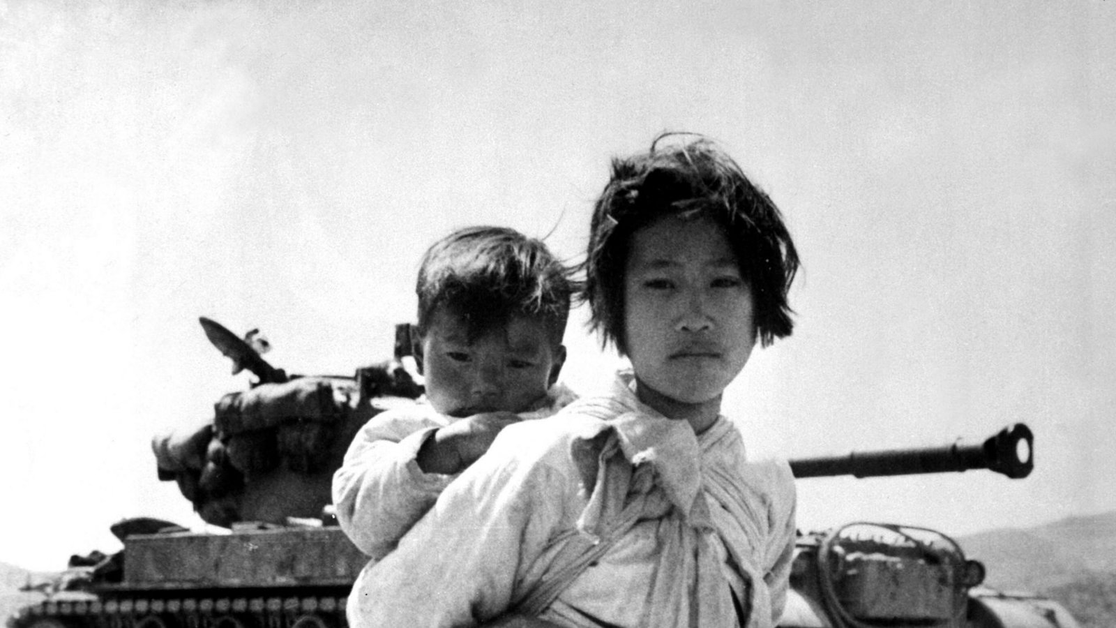 Zivilisten im Koreakrieg: Der erste Stellvertreterkrieg wurde von 1950 bis 1953 auf der koreanischen Halbinsel ausgetragen. Als die Nordkoreaner 1950 die Grenze zum Süden überschritten, griffen die USA auf der Seite Südkoreas militärisch in den Konflikt ein. Die Sowjetunion hingegen lieferte Nordkorea Waffen, China intervenierte mit rund 200 000 Soldaten. Der Krieg endete 1953 und festigte die Teilung Koreas.Foto: Wikipedia commons/Maj. R. V. Spencer/National Archives and Records Administration