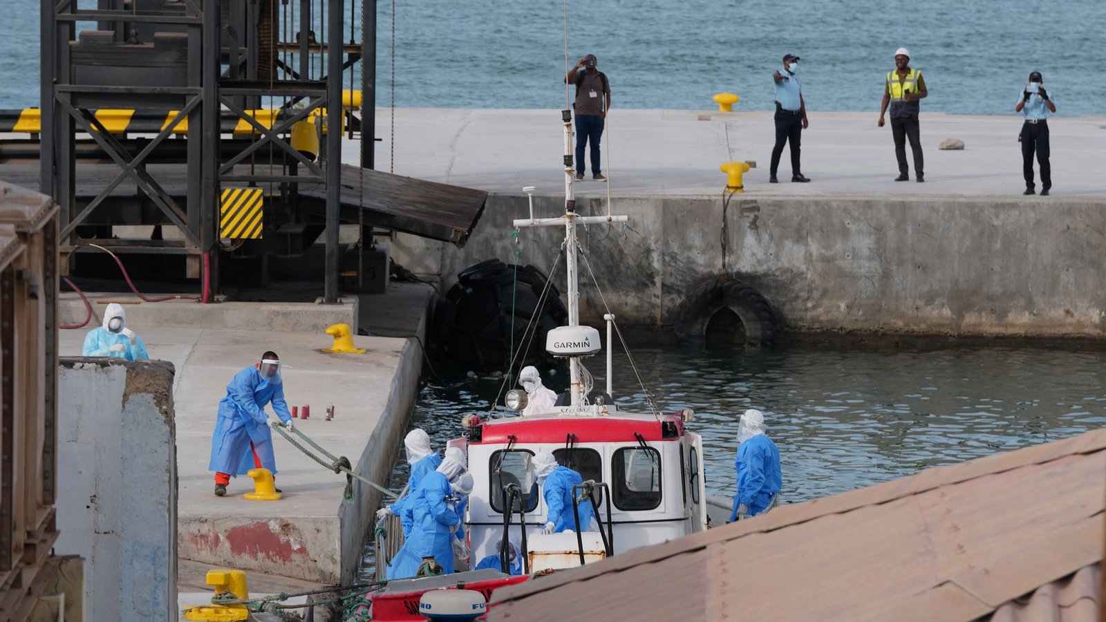 Gesundheitspersonal in Schutzkleidung evakuiert Patienten vom Kreuzfahrtschiff "Hondius" in einem Hafen.Foto: Misper Apawu/AP/dpa Gesundheitspersonal in Schutzkleidung evakuiert Patienten vom Kreuzfahrtschiff "Hondius" in einem Hafen.Foto: Misper Apawu/AP/dpa