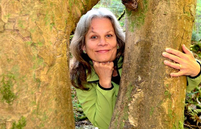 Christine Volm kennt Hunderte von essbaren Pflanzen und setzt sie gerne in ihrer Küche ein.<span class='image-autor'>Foto: Maximilian Ludwig</span>