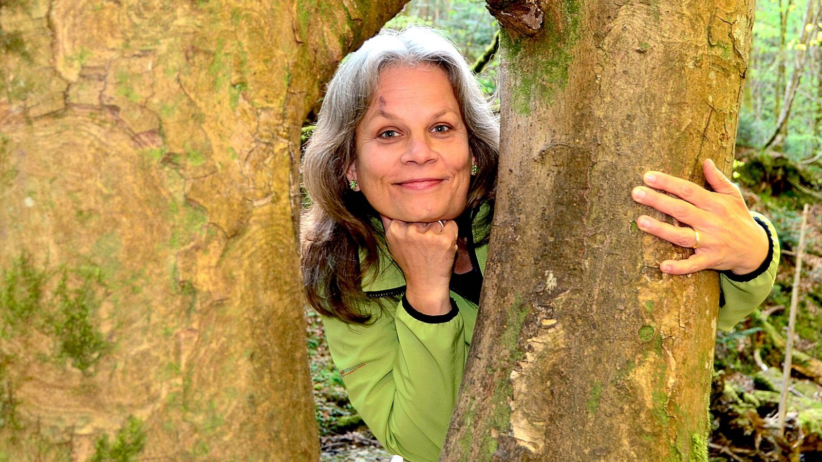 Christine Volm kennt Hunderte von essbaren Pflanzen und setzt sie gerne in ihrer Küche ein.Foto: Maximilian Ludwig