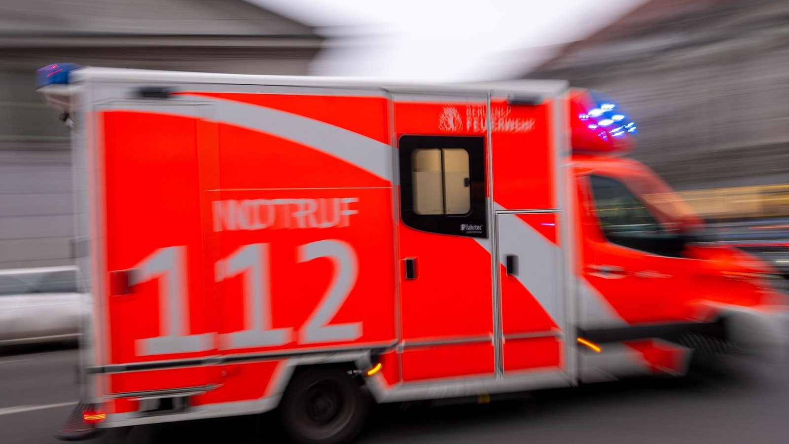 Mehrere Menschen wurden bei dem Unfall verletzt. (Symbolbild)Foto: dpa/Monika Skolimowska Mehrere Menschen wurden bei dem Unfall verletzt. (Symbolbild)Foto: dpa/Monika Skolimowska