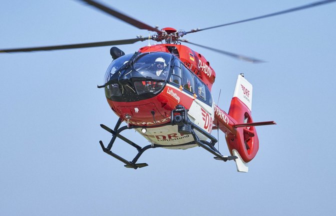 Auch ein Rettungshubschrauber ist im Einsatz. (Symbolbild)<span class='image-autor'>Foto: dpa/Bert Spangemacher</span>
