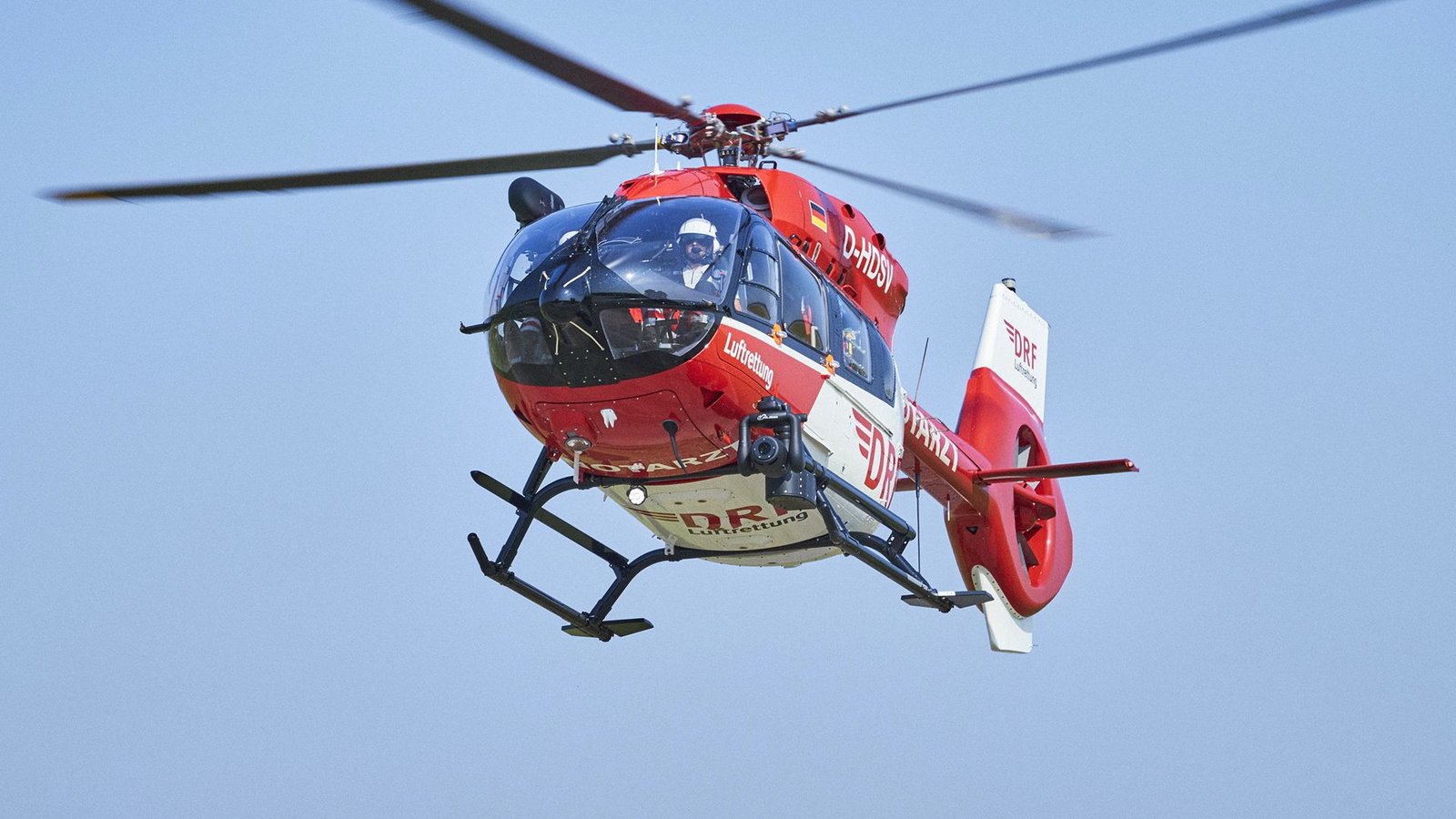 Auch ein Rettungshubschrauber ist im Einsatz. (Symbolbild)Foto: dpa/Bert Spangemacher